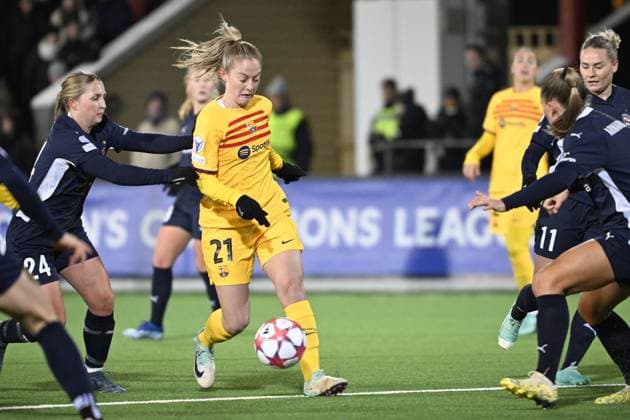 MALMÖ 20231213 Barcelonas Keira Walsh och Rosengards Hanna Andersson (tv) under onsdagens fotbollsmatch i damernas Champions League (grupp A) mellan FC Rosengard och FC Barcelona, Barca pa Malmö Idrottsplats. MALMÖ SVERIGE x50090x