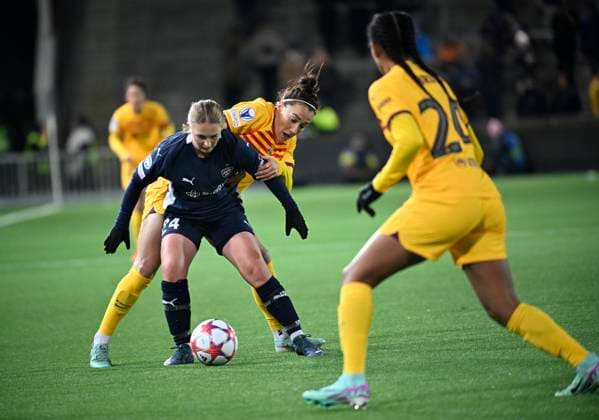 MALMÖ 20231213 Rosengards Hanna Andersson och Barcelonas Lucy Bronze i kamp om bollen under onsdagens fotbollsmatch i damernas Champions League (grupp A) mellan FC Rosengard och FC Barcelona, Barca pa Malmö Idrottsplats. MALMÖ SVERIGE x50090x