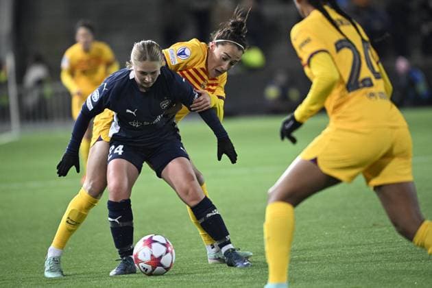 MALMÖ 20231213 Rosengards Hanna Andersson och Barcelonas Lucy Bronze i kamp om bollen under onsdagens fotbollsmatch i damernas Champions League (grupp A) mellan FC Rosengard och FC Barcelona, Barca pa Malmö Idrottsplats. MALMÖ SVERIGE x50090x