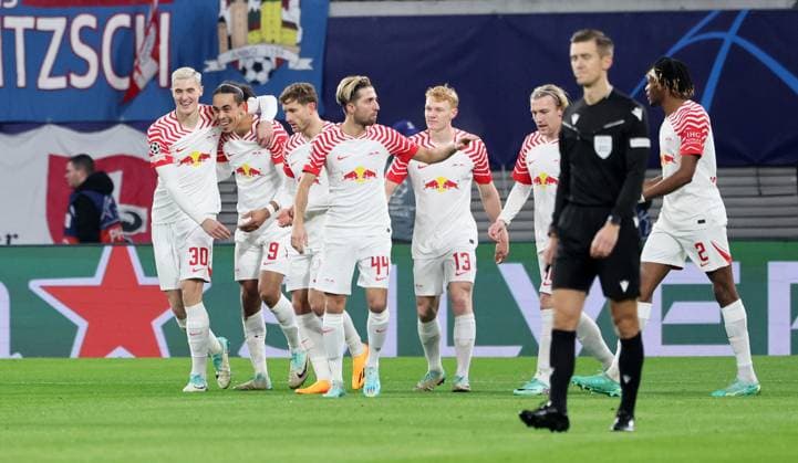 RB Leipzig - Young Boys Bern Champions League Leipzig, 13.12.2023, Red Bull Arena, Champions League, Gruppe G, Spieltag 6 , RB LEIPZIG vs. YOUNG BOYS BERN , Abseitstor Leipzig. Im Bild: Torjubel um Torschütze Benjamin Sesko (li.., 30, RB Leipzig) nach dem vermeintlichen 1:0 ,