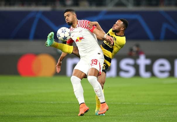 13.12.2023, Fussball UEFA Champions League 2023 2024, Gruppenphase, 6.Spieltag, RB Leipzig - BSC Young Boys Bern, in der Red Bull Arena Leipzig. (L-R) Benjamin Henrichs (RB Leipzig) gegen Meschack Elia (BSC Young Boys)