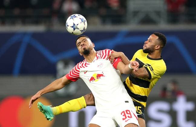 13.12.2023, Fussball UEFA Champions League 2023 2024, Gruppenphase, 6.Spieltag, RB Leipzig - BSC Young Boys Bern, in der Red Bull Arena Leipzig. (L-R) Benjamin Henrichs (RB Leipzig) gegen Meschack Elia (BSC Young Boys)