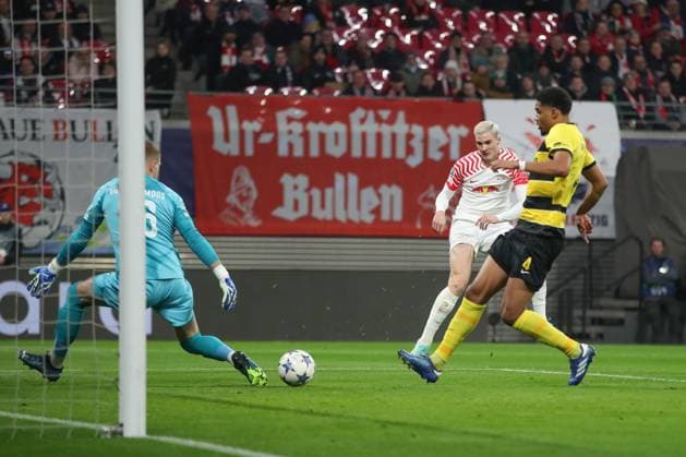 13.12.2023, xtgx, Fussball UEFA Champions League, RB Leipzig - Young Boys Bern emspor, v.l. Tor aberkannt, Benjamin Sesko (Leipzig, 30) schiesst Tor, schießt, Torschuetze, erzielt Tor, Treffer, scores the goal (DFL DFB REGULATIONS PROHIBIT ANY USE OF PHOTOGRAPHS as IMAGE SEQUENCES and or QUASI-VIDEO) Leipzig