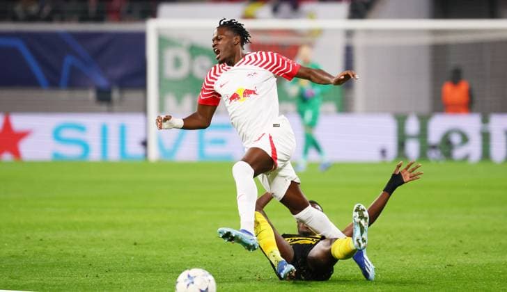 RB Leipzig - Young Boys Bern Champions League Leipzig, 13.12.2023, Red Bull Arena, Fussball , UEFA Champions League, Gruppe G , 6. Spieltag, RB Leipzig vs. Young Boys Bern , Im Bild von vorn: Castello Lukeba (23, RB Leipzig). Cheikh Niasse ( 20, Bern). , Foto nur zur redaktionellen Nutzung bestimmt! . , UEFA regulations prohibit any use of photographs as image sequences and or quasi-video ,
