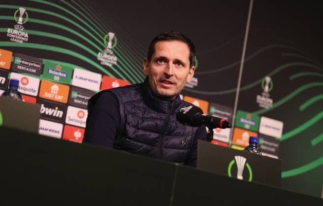 Sport Themen der Woche KW50 Sport Bilder des Tages 13.12.2023, Fussball UEFA Europa Conference League, Pressekonferenz vor Aberdeen FC - Eintracht Frankfurt, emonline, emspor, v.l., Trainer Dino Toppmöller (Eintracht Frankfurt) bei der Pressekonferenz DFL DFB REGULATIONS PROHIBIT ANY USE OF PHOTOGRAPHS AS IMAGE SEQUENCES AND OR QUASI-VIDEO. xdcx *** 13 12 2023, Football UEFA Europa Conference League, Press conference before Aberdeen FC Eintracht Frankfurt, emonline, emspor, v l , Coach Dino Toppmöller Eintracht Frankfurt at the press conference DFL DFB REGULATIONS PROHIBIT ANY USE OF PHOTOGRAPHS AS IMAGE SEQUENCES AND OR QUASI VIDEO xdcx Copyright: HMBxMedia