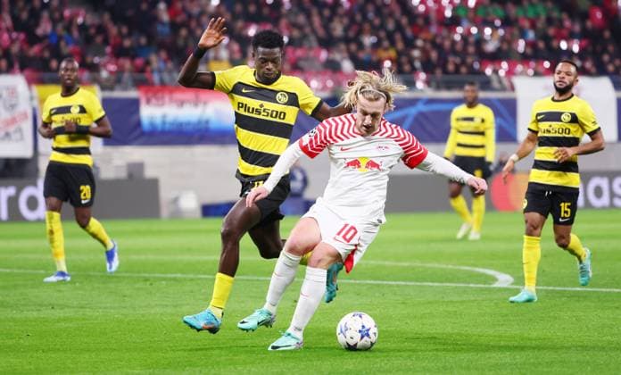 RB Leipzig - Young Boys Bern Champions League Leipzig, 13.12.2023, Red Bull Arena, Fussball , UEFA Champions League, Gruppe G , 6. Spieltag, RB Leipzig vs. Young Boys Bern , Im Bild von vorn: Emil Forsberg (10, RB Leipzig), Ebrima Colley ( 11, Bern). , Foto nur zur redaktionellen Nutzung bestimmt! . , UEFA regulations prohibit any use of photographs as image sequences and or quasi-video ,