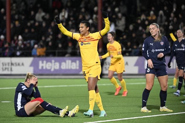 MALMÖ 20231213 Barcelonas Esmee Brugts jublar efter 0-1 (sjlvmal) medan Rosengards Jessica Wik (tv) och Guðrún Arnardóttir deppar under onsdagens fotbollsmatch i damernas Champions League (grupp A) mellan FC Rosengard och FC Barcelona, Barca pa Malmö Idrottsplats. MALMÖ SVERIGE x50090x