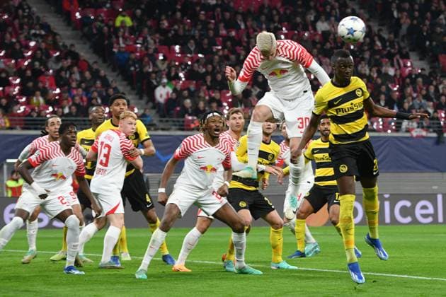 Cheikh Niasse (BSC Young Boys) re. und Benjamin Sesko (RB Leipzig) li., neben ihm. RB Leipzig vs. BSC Young Boys, Fussball, Champions League, Vorrunde, 6. Spieltag, Saison 2023 2024, 13.12.2023 DFB DFL REGULATIONS PROHIBIT ANY USE OF PHOTOGRAPHS AS IMAGE SEQUENCES AND OR QUASI-VIDEO RB Leipzig vs. BSC Young Boys, Fussball, Champions League, Vorrunde, 6. Spieltag, Saison 2023 2024, 13.12.2023 Leipzig Copyright: xEibner-Pressefoto BertxHarzerx EP_BHR