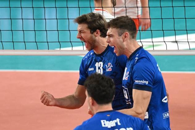 Volleyball I Herren I 2023-2024 I Champions League Volley I 4th Round Leg 3 CLVM 71 I SVG Lüneburg - JASTRZEBSKI Wegiel I 13.12.2023 Matthew Knigge (13, SVG Lüneburg) und Yann Böhme (10, SVG Lüneburg) bejubeln den Punkt Lüneburg LKH Arena Niedersachsen Deutschland Copyright: xLobeca AndreasxHannigx