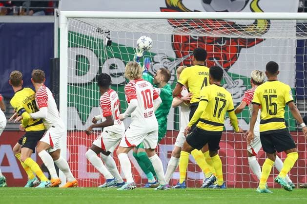 13.12.2023, xtgx, Fussball UEFA Champions League, RB Leipzig - Young Boys Bern emspor, v.l. Peter Gulasci (Leipzig, 1) Parade, haelt den Ball, faengt den Ball, pariert (DFL DFB REGULATIONS PROHIBIT ANY USE OF PHOTOGRAPHS as IMAGE SEQUENCES and or QUASI-VIDEO) Leipzig