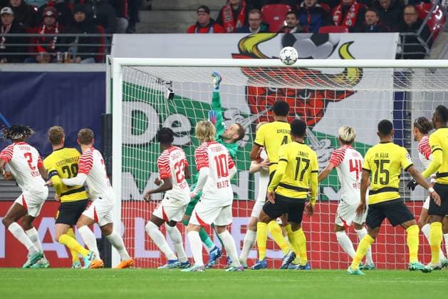13.12.2023, xtgx, Fussball UEFA Champions League, RB Leipzig - Young Boys Bern emspor, v.l. Peter Gulasci (Leipzig, 1) Parade, haelt den Ball, faengt den Ball, pariert (DFL DFB REGULATIONS PROHIBIT ANY USE OF PHOTOGRAPHS as IMAGE SEQUENCES and or QUASI-VIDEO) Leipzig