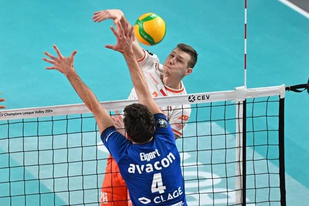 Volleyball I Herren I 2023-2024 I Champions League Volley I 4th Round Leg 3 CLVM 71 I SVG Lüneburg - JASTRZEBSKI Wegiel I 13.12.2023 Rafal Szymura (26, JASTRZEBSKI Wegiel) schlägt an Maxwell David Elgert (4, SVG Lüneburg) vorbei Lüneburg LKH Arena Niedersachsen Deutschland Copyright: xLobeca AndreasxHannigx