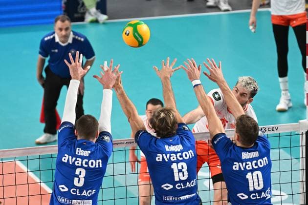 Volleyball I Herren I 2023-2024 I Champions League Volley I 4th Round Leg 3 CLVM 71 I SVG Lüneburg - JASTRZEBSKI Wegiel I 13.12.2023 Jesse William Elser (3, SVG Lüneburg), Matthew Knigge (13, SVG Lüneburg) und Yann Böhme (10, SVG Lüneburg) stellen den Dreierblock gegen Tomasz Fornal (21, JASTRZEBSKI Wegiel) Lüneburg LKH Arena Niedersachsen Deutschland Copyright: xLobeca AndreasxHannigx