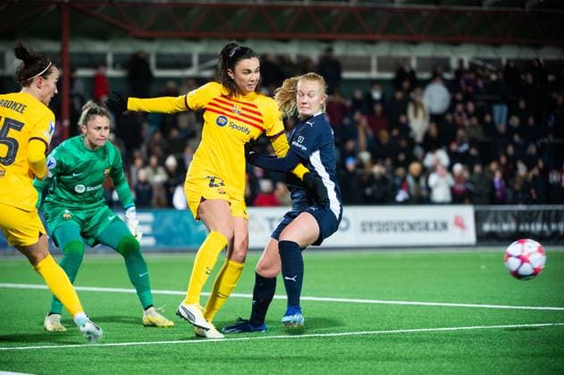 231213 Ingrid Syrstad Engen of Barcelona and Sofie Bruun Bredgaard of FC Rosengard during the UEFA Women s Champions League football match between FC Rosengard and Barcelona on December 13, 2023 in Malmö. Photo: Christian Örnberg BILDBYRAN COP 166 CO0357 fotboll football soccer fotball champions league fc rosengard barcelona dam bbeng Copyright: CHRISTIANxÖRNBERG BB231213CO010