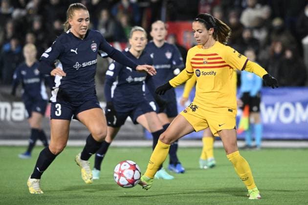 MALMÖ 20231213 Rosengards Guðrún Arnardóttir mot Barcelonas Aitana Bonmatí under onsdagens fotbollsmatch i damernas Champions League (grupp A) mellan FC Rosengard och FC Barcelona, Barca pa Malmö Idrottsplats. MALMÖ SVERIGE x50090x