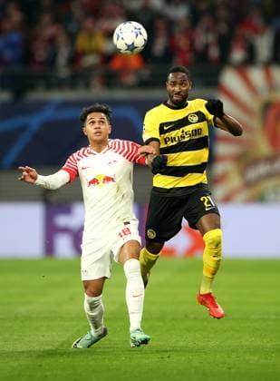 13.12.2023, Fussball UEFA Champions League 2023 2024, Gruppenphase, 6.Spieltag, RB Leipzig - BSC Young Boys Bern, in der Red Bull Arena Leipzig. (L-R) Fabio Carvalho (RB Leipzig) gegen Ulisses Garcia (BSC Young Boys)