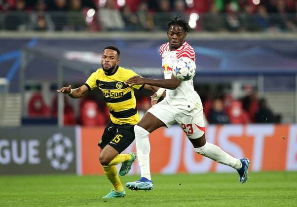 13.12.2023, Fussball UEFA Champions League 2023 2024, Gruppenphase, 6.Spieltag, RB Leipzig - BSC Young Boys Bern, in der Red Bull Arena Leipzig. (L-R) Meschack Elia (BSC Young Boys) gegen Castello Lukeba (RB Leipzig)