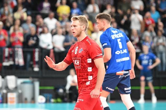 Volleyball I Herren I 2023-2024 I Champions League Volley I 4th Round Leg 3 CLVM 71 I SVG Lüneburg - JASTRZEBSKI Wegiel I 13.12.2023 Immer mit der Ruhe - Gage Thomas Worsley (6, SVG Lüneburg) beruhigt seine Mitspieler Lüneburg LKH Arena Niedersachsen Deutschland Copyright: xLobeca AndreasxHannigx