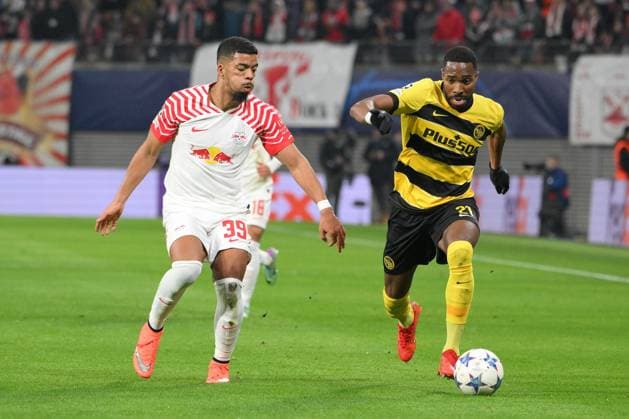 Cheikh Niasse (BSC Young Boys) re. und Benjamin Sesko (RB Leipzig) li., neben ihm. RB Leipzig vs. BSC Young Boys, Fussball, Champions League, Vorrunde, 6. Spieltag, Saison 2023 2024, 13.12.2023 DFB DFL REGULATIONS PROHIBIT ANY USE OF PHOTOGRAPHS AS IMAGE SEQUENCES AND OR QUASI-VIDEO RB Leipzig vs. BSC Young Boys, Fussball, Champions League, Vorrunde, 6. Spieltag, Saison 2023 2024, 13.12.2023 Leipzig Copyright: xEibner-Pressefoto BertxHarzerx EP_BHR
