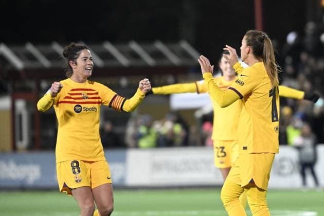 MALMÖ 20231213 Barcelonas Marta Torrejón, Ingrid Syrstad Engen och Patricia Guijarro jublar efter Guijarros 0-3-mal under onsdagens fotbollsmatch i damernas Champions League (grupp A) mellan FC Rosengard och FC Barcelona, Barca pa Malmö Idrottsplats. MALMÖ SVERIGE x50090x