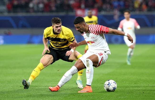 13.12.2023, Fussball UEFA Champions League 2023 2024, Gruppenphase, 6.Spieltag, RB Leipzig - BSC Young Boys Bern, in der Red Bull Arena Leipzig. (L-R) Filip Ugrinic (BSC Young Boys) gegen Benjamin Henrichs (RB Leipzig)