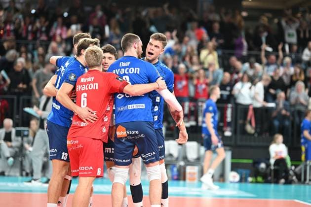 Volleyball I Herren I 2023-2024 I Champions League Volley I 4th Round Leg 3 CLVM 71 I SVG Lüneburg - JASTRZEBSKI Wegiel I 13.12.2023 SVG Lüneburg jubelt - da ist der erste Satz Lüneburg LKH Arena Niedersachsen Deutschland Copyright: xLobeca AndreasxHannigx