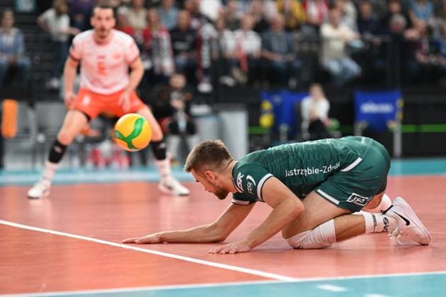 Volleyball I Herren I 2023-2024 I Champions League Volley I 4th Round Leg 3 CLVM 71 I SVG Lüneburg - JASTRZEBSKI Wegiel I 13.12.2023 Jakub Popiwczak (3, JASTRZEBSKI Wegiel)kommt nicht an den Ball Lüneburg LKH Arena Niedersachsen Deutschland Copyright: xLobeca AndreasxHannigx