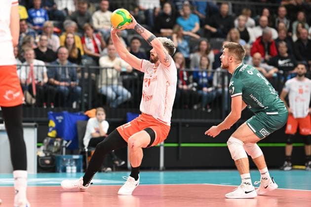 Volleyball I Herren I 2023-2024 I Champions League Volley I 4th Round Leg 3 CLVM 71 I SVG Lüneburg - JASTRZEBSKI Wegiel I 13.12.2023 Tomasz Fornal (21, JASTRZEBSKI Wegiel) nimmt den Ball an, Jakub Popiwczak (3, JASTRZEBSKI Wegiel) sichert ab Lüneburg LKH Arena Niedersachsen Deutschland Copyright: xLobeca AndreasxHannigx