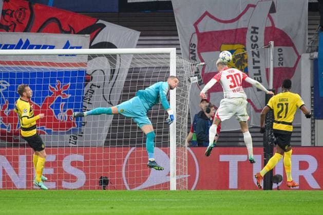 David von Ballmoos (Torwart, BSC Young Boys) Mitte, mit Glanzparade, Benjamin Sesko (RB Leipzig) 2.v.re., Fabian Lustenberger (BSC Young Boys) li. und Ulisses Garcia (BSC Young Boys) re. RB Leipzig vs. BSC Young Boys, Fussball, Champions League, Vorrunde, 6. Spieltag, Saison 2023 2024, 13.12.2023 DFB DFL REGULATIONS PROHIBIT ANY USE OF PHOTOGRAPHS AS IMAGE SEQUENCES AND OR QUASI-VIDEO RB Leipzig vs. BSC Young Boys, Fussball, Champions League, Vorrunde, 6. Spieltag, Saison 2023 2024, 13.12.2023 Leipzig Copyright: xEibner-Pressefoto BertxHarzerx EP_BHR