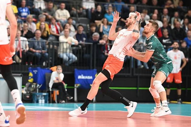 Sport Bilder des Tages Volleyball I Herren I 2023-2024 I Champions League Volley I 4th Round Leg 3 CLVM 71 I SVG Lüneburg - JASTRZEBSKI Wegiel I 13.12.2023 Tomasz Fornal (21, JASTRZEBSKI Wegiel) braucht Stütze von seinem Libero Jakub Popiwczak (3, JASTRZEBSKI Wegiel) Lüneburg LKH Arena Niedersachsen Deutschland Copyright: xLobeca AndreasxHannigx