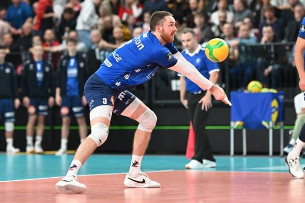 Volleyball I Herren I 2023-2024 I Champions League Volley I 4th Round Leg 3 CLVM 71 I SVG Lüneburg - JASTRZEBSKI Wegiel I 13.12.2023 Jesse William Elser (3, SVG Lüneburg) sicher in der Ballanahme, Freisteller Lüneburg LKH Arena Niedersachsen Deutschland Copyright: xLobeca AndreasxHannigx