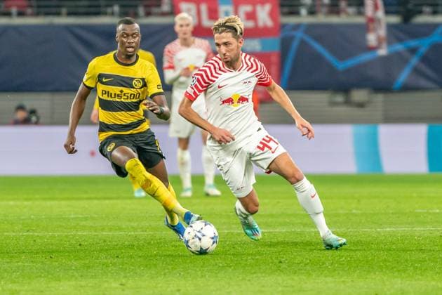 Leipzig, Deutschland 13. Dezember 2023: Champions League - 2023 2024 - RB Leipzig vs. Young Boys Bern Im Bild: v. li. im Zweikampf Cheikh Niasse (Bern) und Kevin Kampl Copyright: xFotostandx xNachtigallx