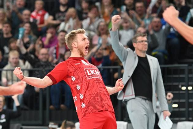 Volleyball I Herren I 2023-2024 I Champions League Volley I 4th Round Leg 3 CLVM 71 I SVG Lüneburg - JASTRZEBSKI Wegiel I 13.12.2023 Gage Thomas Worsley (6, SVG Lüneburg) jubelt - im Hintergrund freut sich auch Stefan Hübner (SVG Lüneburg) Lüneburg LKH Arena Niedersachsen Deutschland Copyright: xLobeca AndreasxHannigx