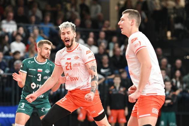 Volleyball I Herren I 2023-2024 I Champions League Volley I 4th Round Leg 3 CLVM 71 I SVG Lüneburg - JASTRZEBSKI Wegiel I 13.12.2023 Punktgewinn für JASTRZEBSKI Wegiel : Tomasz Fornal (21, JASTRZEBSKI Wegiel) Mitte freut sich, Jakub Popiwczak (3, JASTRZEBSKI Wegiel) links und Rafal Szymura (26, JASTRZEBSKI Wegiel) rechts sind auch dabei Lüneburg LKH Arena Niedersachsen Deutschland Copyright: xLobeca AndreasxHannigx