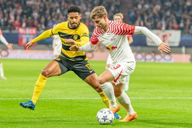 Leipzig, Deutschland 13. Dezember 2023: Champions League - 2023 2024 - RB Leipzig vs. Young Boys Bern Im Bild: v. li. im Zweikampf Saidy Janko (Bern) und Christopher Lenz (Leipzig) Copyright: xFotostandx xNachtigallx