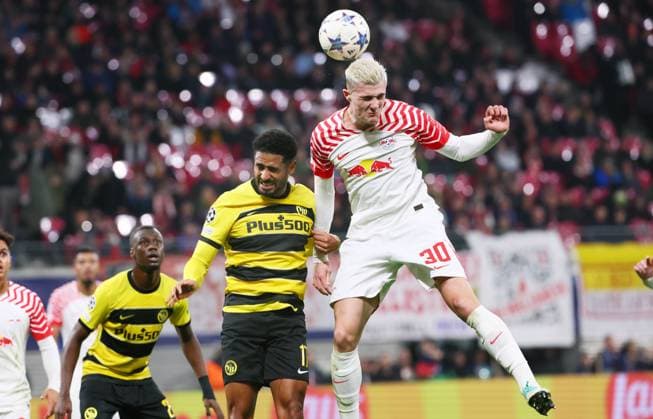 RB Leipzig - Young Boys Bern Champions League Leipzig, 13.12.2023, Red Bull Arena, Fussball , UEFA Champions League, Gruppe G , 6. Spieltag, RB Leipzig vs. Young Boys Bern , Im Bild von links: Saidy Janko ( 17, Bern), Benjamin Sesko (30, RB Leipzig). , Foto nur zur redaktionellen Nutzung bestimmt! . , UEFA regulations prohibit any use of photographs as image sequences and or quasi-video ,