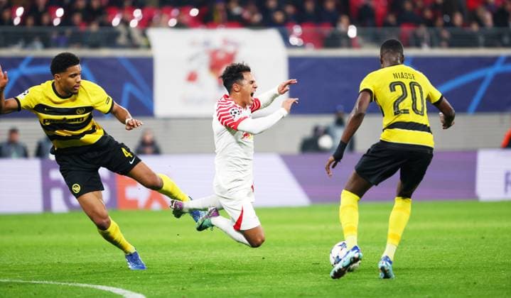 RB Leipzig - Young Boys Bern Champions League Leipzig, 13.12.2023, Red Bull Arena, Fussball , UEFA Champions League, Gruppe G , 6. Spieltag, RB Leipzig vs. Young Boys Bern , Im Bild von links: Aurle Amenda ( 4, Bern), Fabio Cavalho (18, RB Leipzig), Cheikh Niasse ( 20, Bern). , Foto nur zur redaktionellen Nutzung bestimmt! . , UEFA regulations prohibit any use of photographs as image sequences and or quasi-video ,