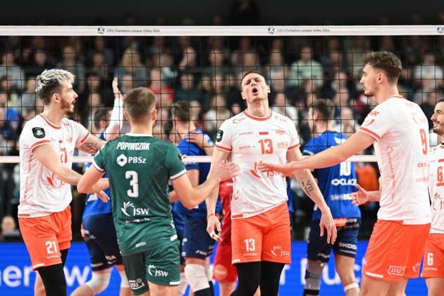 Volleyball I Herren I 2023-2024 I Champions League Volley I 4th Round Leg 3 CLVM 71 I SVG Lüneburg - JASTRZEBSKI Wegiel I 13.12.2023 Jurij Gladyr (13, JASTRZEBSKI Wegiel) kann es nicht glauben - schon wieder hat ein Lüneburger eine Hand zum Block dazwischen Lüneburg LKH Arena Niedersachsen Deutschland Copyright: xLobeca AndreasxHannigx