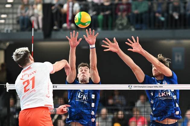 Volleyball I Herren I 2023-2024 I Champions League Volley I 4th Round Leg 3 CLVM 71 I SVG Lüneburg - JASTRZEBSKI Wegiel I 13.12.2023 Yann Böhme (10, SVG Lüneburg) und Matthew Knigge (13, SVG Lüneburg) blocken Tomasz Fornal (21, JASTRZEBSKI Wegiel) Lüneburg LKH Arena Niedersachsen Deutschland Copyright: xLobeca AndreasxHannigx