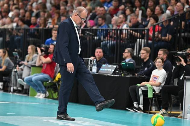 Volleyball I Herren I 2023-2024 I Champions League Volley I 4th Round Leg 3 CLVM 71 I SVG Lüneburg - JASTRZEBSKI Wegiel I 13.12.2023 Marcelo Mendez, Headcoach (JASTRZEBSKI Wegiel) spielt Fußball?! Lüneburg LKH Arena Niedersachsen Deutschland Copyright: xLobeca AndreasxHannigx