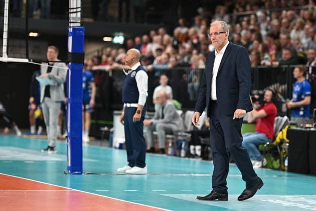 Volleyball I Herren I 2023-2024 I Champions League Volley I 4th Round Leg 3 CLVM 71 I SVG Lüneburg - JASTRZEBSKI Wegiel I 13.12.2023 v.r.n.l.: Marcelo Mendez, Headcoach (JASTRZEBSKI Wegiel), Stefano Cesare (Schiedsrichterassistent) und Stefan Hübner (SVG Lüneburg) an der Seitenlinie Lüneburg LKH Arena Niedersachsen Deutschland Copyright: xLobeca AndreasxHannigx