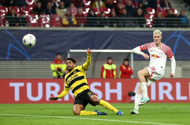13.12.2023, Fussball UEFA Champions League 2023 2024, Gruppenphase, 6.Spieltag, RB Leipzig - BSC Young Boys Bern, in der Red Bull Arena Leipzig. Tor zum 1:0, (L-R) Saidy Janko (BSC Young Boys) gegen Torschütze Benjamin Sesko (RB Leipzig)