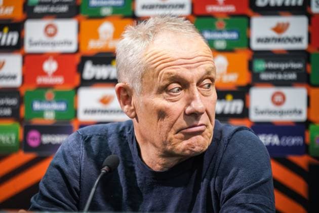 Sport Bilder des Tages Pressekonferenz SC Freiburg bei West Ham United Pressekonferenz des SC Freiburg mit Trainer Christian Streich und Freiburgs Michael Gregoritsch vor dem Spiel in der Europa League gegen West Ham United im Olympia Stadion London