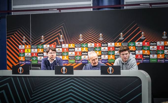 Pressekonferenz SC Freiburg bei West Ham United Pressekonferenz des SC Freiburg mit Trainer Christian Streich und Freiburgs Michael Gregoritsch vor dem Spiel in der Europa League gegen West Ham United im Olympia Stadion London - Mit dabei: Pressesprecher Sascha Glunk