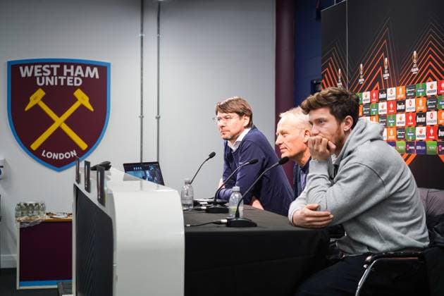 Pressekonferenz SC Freiburg bei West Ham United Pressekonferenz des SC Freiburg mit Trainer Christian Streich und Freiburgs Michael Gregoritsch vor dem Spiel in der Europa League gegen West Ham United im Olympia Stadion London - Mit dabei: Pressesprecher Sascha Glunk