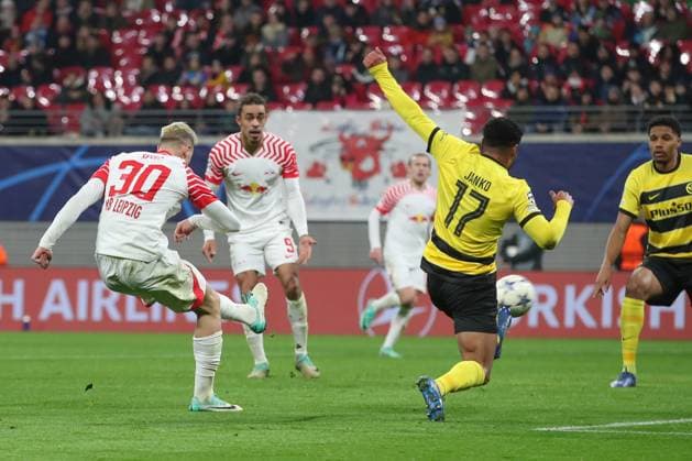 13.12.2023, xtgx, Fussball UEFA Champions League, RB Leipzig - Young Boys Bern emspor, v.l. Benjamin Sesko (Leipzig, 30) schiesst Tor, schießt, Torschuetze, erzielt Tor, Treffer, scores the goal 1:0 (DFL DFB REGULATIONS PROHIBIT ANY USE OF PHOTOGRAPHS as IMAGE SEQUENCES and or QUASI-VIDEO) Leipzig
