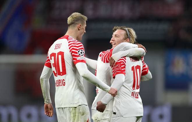 13.12.2023, Fussball UEFA Champions League 2023 2024, Gruppenphase, 6.Spieltag, RB Leipzig - BSC Young Boys Bern, in der Red Bull Arena Leipzig. Jubel (L-R) Benjamin Sesko (RB Leipzig) und Torschütze Emil Forsberg (RB Leipzig) zum Tor zum 2:1