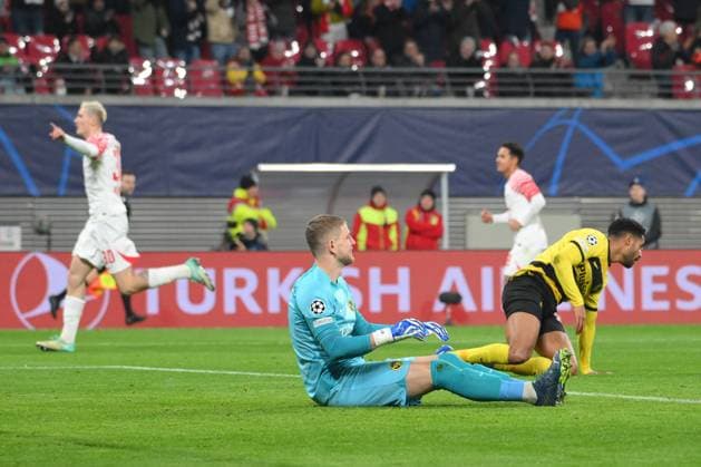 Benjamin Sesko (RB Leipzig) li., erzielt das 1:0, David von Ballmoos (Torwart, BSC Young Boys) vorn, frustriert. RB Leipzig vs. BSC Young Boys, Fussball, Champions League, Vorrunde, 6. Spieltag, Saison 2023 2024, 13.12.2023 DFB DFL REGULATIONS PROHIBIT ANY USE OF PHOTOGRAPHS AS IMAGE SEQUENCES AND OR QUASI-VIDEO RB Leipzig vs. BSC Young Boys, Fussball, Champions League, Vorrunde, 6. Spieltag, Saison 2023 2024, 13.12.2023 Leipzig Copyright: xEibner-Pressefoto BertxHarzerx EP_BHR