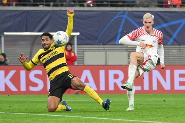 Benjamin Sesko (RB Leipzig) re., erzielt das 1:0, Saidy Janko (BSC Young Boys) li. RB Leipzig vs. BSC Young Boys, Fussball, Champions League, Vorrunde, 6. Spieltag, Saison 2023 2024, 13.12.2023 DFB DFL REGULATIONS PROHIBIT ANY USE OF PHOTOGRAPHS AS IMAGE SEQUENCES AND OR QUASI-VIDEO RB Leipzig vs. BSC Young Boys, Fussball, Champions League, Vorrunde, 6. Spieltag, Saison 2023 2024, 13.12.2023 Leipzig Copyright: xEibner-Pressefoto BertxHarzerx EP_BHR