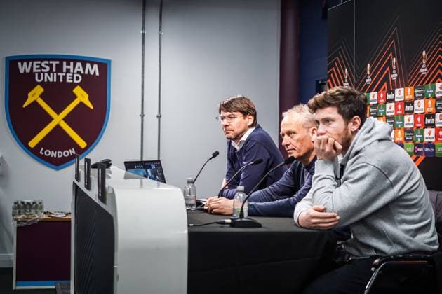 Pressekonferenz SC Freiburg bei West Ham United Pressekonferenz des SC Freiburg mit Trainer Christian Streich und Freiburgs Michael Gregoritsch vor dem Spiel in der Europa League gegen West Ham United im Olympia Stadion London - Auf dem Bild dabei: SC Pressesprecher Sascha Glunk